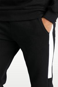 OEM Design personnalisé couleur noire avec côté couleur blanche rayé Design vêtements de sport adultes survêtements ensembles - Product Image 4