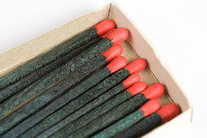 Scatole di Fiammiferi Piccole Ecologiche Rosse con Bastoncini Colorati, Stampa Logo Personalizzata, Scatole di Fiammiferi di Lusso per Uso con Candele - Product Image 6