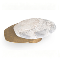 Table basse en marbre superposé Dream Home avec finition craquelée dorée et base cylindrique martelée dorée – Table d'appoint de luxe pour salon