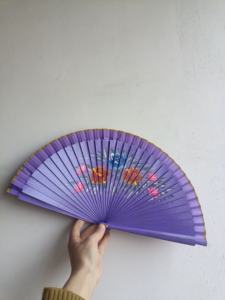 Éventails espagnols peints à la main en gros Éventails personnalisés creux floraux pliés à la main Éventail en bois bleu 23cm - Product Image 2