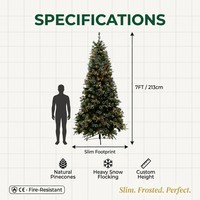 Sapin de Noël floqué de 2,1 m, pré-éclairé, mélange PE+PVC, baies rouges et pommes de pin, LED chaudes, profil mince, OEM personnalisé, décoration intérieure