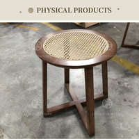 Table d'appoint ronde en bois de frêne avec base croisée et rotin naturel indonésien pour le Moyen-Orient et Israël