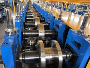 Machine de fabrication de poteaux de clôture <span class=keywords><strong>Colorland</strong></span> populaire en Australie, machine de formage de profilés de clôture avec moteur à engrenages PLC, facile à utiliser, 380V - Product Image 3