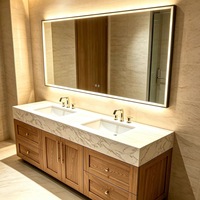 Meuble de salle de bain moderne de luxe avec niche encastrée pleine hauteur, comptoir en marbre suspendu au mur