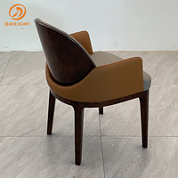 Chaise de salle à manger en cuir PU au design luxueux, structure en tube métallique, mobilier de restaurant moderne, chaise de salle à manger en bois gris pour hôtel