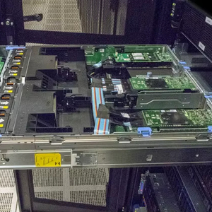 Serveur en rack PowerEdge R740XD 2U, processeur 4214R 2,4 GHz, SSD 960 Go, disque dur 2,4 To, 64 Go DDR4, 750 W, garantie 3 ans, en stock - Product Image 1