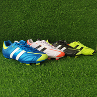 Chaussures de football pour hommes de haute qualité avec coupe mi-haute TPU Marque personnalisée Dernier design pour les sports d'hiver et d'été Matériel de la semelle intérieure Maille PU