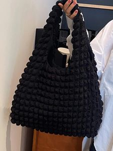 Bolso de mano de diseño fruncido minimalista, personalizado, a la moda, con arrugas - Product Image 4