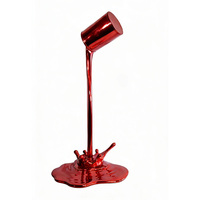 Sculpture en résine personnalisée avec peinture rouge électrolytique effet miroir
