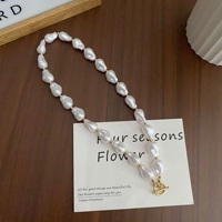 Collier tendance en résine perlée avec fermoir à bascule, perles baroques irrégulières pour femme