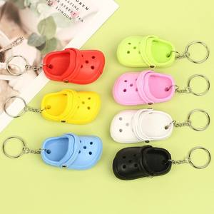 CHENXI Nouvelle Arrivée Accessoires Créatifs Mini Pantoufles Porte-clés Mignon Pendentif PVC Simulation Chaussure à Trous Porte-clés - Product Image 1