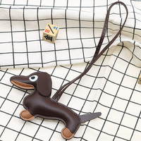 En stock : Pendentifs pour sacs en cuir rose motif Teckel mignon, porte-clés de couple, porte-clés décoratifs pour voiture
