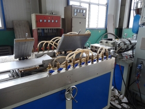 Giá tốt PVC, PE, PP + Gỗ (xốp) rộng tấm cửa máy làm WPC gỗ nhựa hồ sơ dây chuyền sản xuất - Product Image 3