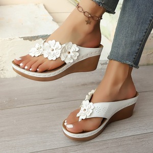 Nouvelles sandales compensées beige pour femme 2026 avec appliques florales et perles, mules à plateforme avec entre-doigts - Product Image 4
