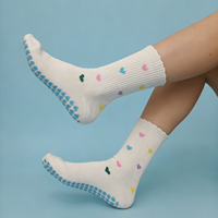 Chaussettes de Pilates d'entraînement professionnel avec logo personnalisé, antidérapantes, mi-longues, tricotées, avec broderie de cerises, pour le yoga et le sport.