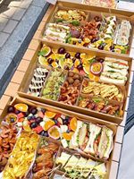 Produits de qualité Boîte de traiteur à desserts en papier kraft avec couvercle diviseurs Boîte de papier à biscuits au chocolat pour fournisseur d'usine