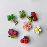 Breloques mignonnes pour sabots en PVC souple, vente en gros, directement de l'usine, personnalisables, motifs dessin animé, aliments, fruits, fleurs