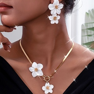 Set di Gioielli Floreali Boho con Orecchini Pendenti a Fiore e Collana a Spina di Pesce, Gioielli Floreali Stratificati di Tendenza Estiva per Lei - Product Image 4