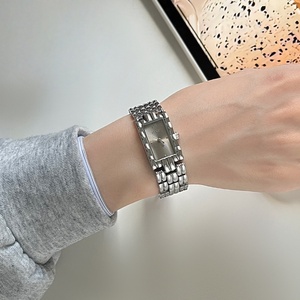 Nouvelle Montre à Quartz Rectangulaire Simple et Tendance avec Bracelet en Alliage, Style Vintage Petit Sucre, Montre Dorée pour Femme - Product Image 6