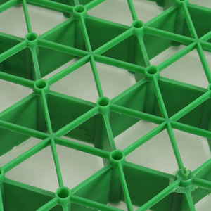 Grilles d'<span class=keywords><strong>herbe</strong></span> poreuses en plastique installées avec des pavés de grille d'<span class=keywords><strong>herbe</strong></span> placés <span class=keywords><strong>sur</strong></span> des allées de ville - Product Image 3