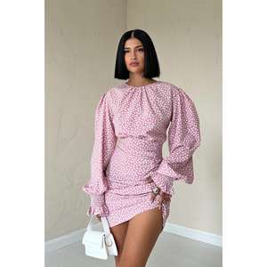 Vestido casual de lunares rosa pudín al por mayor, con cintura natural, cuello redondo, corte acampanado, de tela tejida, con lazo para atar, para uso diario. - Product Image 3