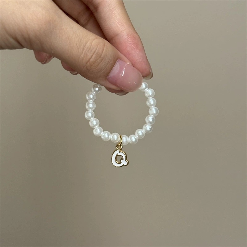 Collar de perlas con letra [q]