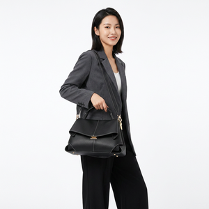 Sac bandoulière noir en cuir PU pour femme, sac à main à rabat, sac fourre-tout avec sangle réglable pour le quotidien et les voyages - Product Image 5