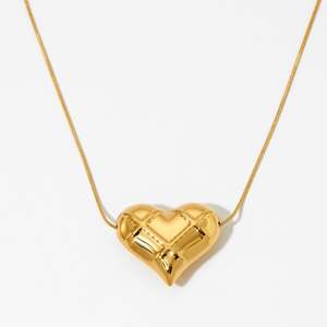 Collar con Colgante de Corazón de Acero Inoxidable de Moda, con Patrón de Rejilla Hueca, al Estilo de las Joyas de Moda de las Blogueras - Product Image 1