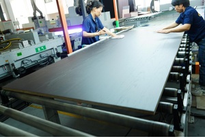 แผ่นผนังไม้วีเนียร์หรูหรา 0.3 มม. 0.4 มม. ไม้อัดวีเนียร์โอ๊คเอล์มสีเข้ม 5 มม. ตู้ขนาด 1 นิ้ว แผงประตูขนาด 3/4 นิ้ว สำหรับห้องครัว E0 - Product Image 5