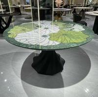 Table à manger de luxe sur mesure en marbre vert avec incrustation au jet d'eau, motif feuille de lotus, plateau en pierre artistique, base sculpturale, pour villa et hôtel