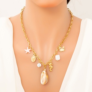 Collier étanche haut de gamme en acier inoxydable avec chaîne de clavicule de niche, pendentif mode couleur or 18 carats inaltérable - Product Image 1