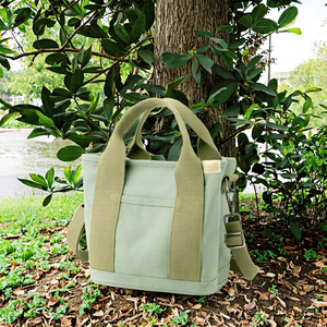Bolsa de lona verde menta con correa ajustable y asa superior - Product Image 3