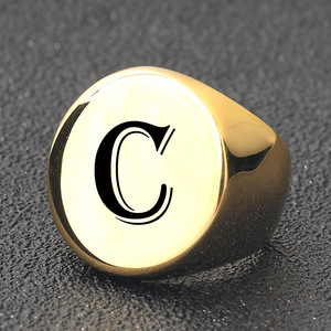 Bague en acier inoxydable 22 mm ronde polie gravée au laser en or 18 carats pour homme - Product Image 2