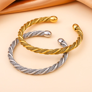 Cadena de Mano para Mujer, Chapada en Oro de 18K, con Aro Ajustable y Brazalete Flexible de Acero Inoxidable, Venta al Por Mayor - Product Image 4