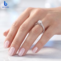 Anello Solitario con Moissanite Taglio Rotondo Colore D VS1, Placcato Oro 14K su Argento 925, Fascia Pavé, Anello di Promessa