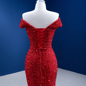 Robe de soirée élégante sur mesure Rsm67433, rouge, à épaules dénudées, ornée de perles et de plumes, coupe ajustée, dos nu - Product Image 4