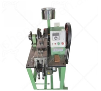 Machine semi-automatique pour la fixation de lacets, l'enroulement des orteils, les bandeaux élastiques, les bandeaux en film, les sacs fourre-tout et les cadeaux