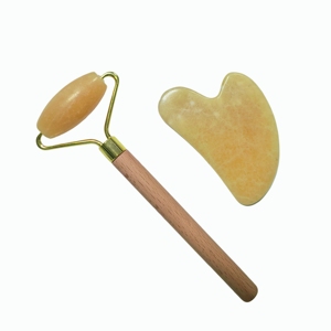 Ensemble beauté en jade jaune avec rouleau facial à manche en bois et Gua Sha en forme de cœur pour soins du visage et spa à domicile - Product Image 3