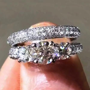 Anillo de Compromiso de Diamantes en Oro Blanco para Mujer F964, Corte Brillante Redondo, Color G Natural, Piedras Laterales - Product Image 1