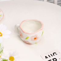 Tasses à café en céramique faites à la main de style moderne, forme irrégulière, petite fleur, 300 ml, en stock