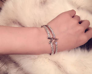 สร้อยข้อมือสุดหรูของผู้หญิงแฟชั่นใหม่ S00166สไตล์ยุโรป-อเมริกันเกาหลีใต้พร้อมตัวอักษรพลอยเทียมบรรยากาศที่เรียบง่าย - Product Image 2