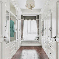 Système de rangement pour dressing BALOM sur mesure, traditionnel, blanc, avec portes encastrées pleine hauteur pour chambre à coucher