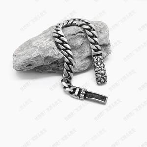 Pulsera de Acero Inoxidable con Eslabones Cubanos y Acabado Mate Vintage, Diseño de Cadena Resistente, Joyería de Estilo Gótico Punk para Hombre - Product Image 2