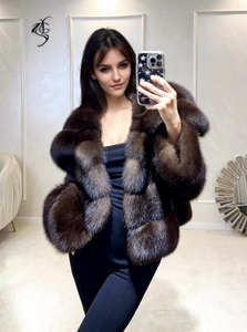 Cappotto Corto da Donna in Finta <span class=keywords><strong>Pelliccia</strong></span> Stile Zibellino Russo, Inverno 2024, Ecologico, Nero e Oro, con Ampio Risvolto, Design Chic Perfetto - Product Image 3