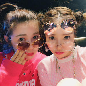 Gafas de Sol Qianai para Mujer con Montura Dorada y Lentes de PC con Protección UV400, Estilo Océano, Modelo H4-1743 - Product Image 4