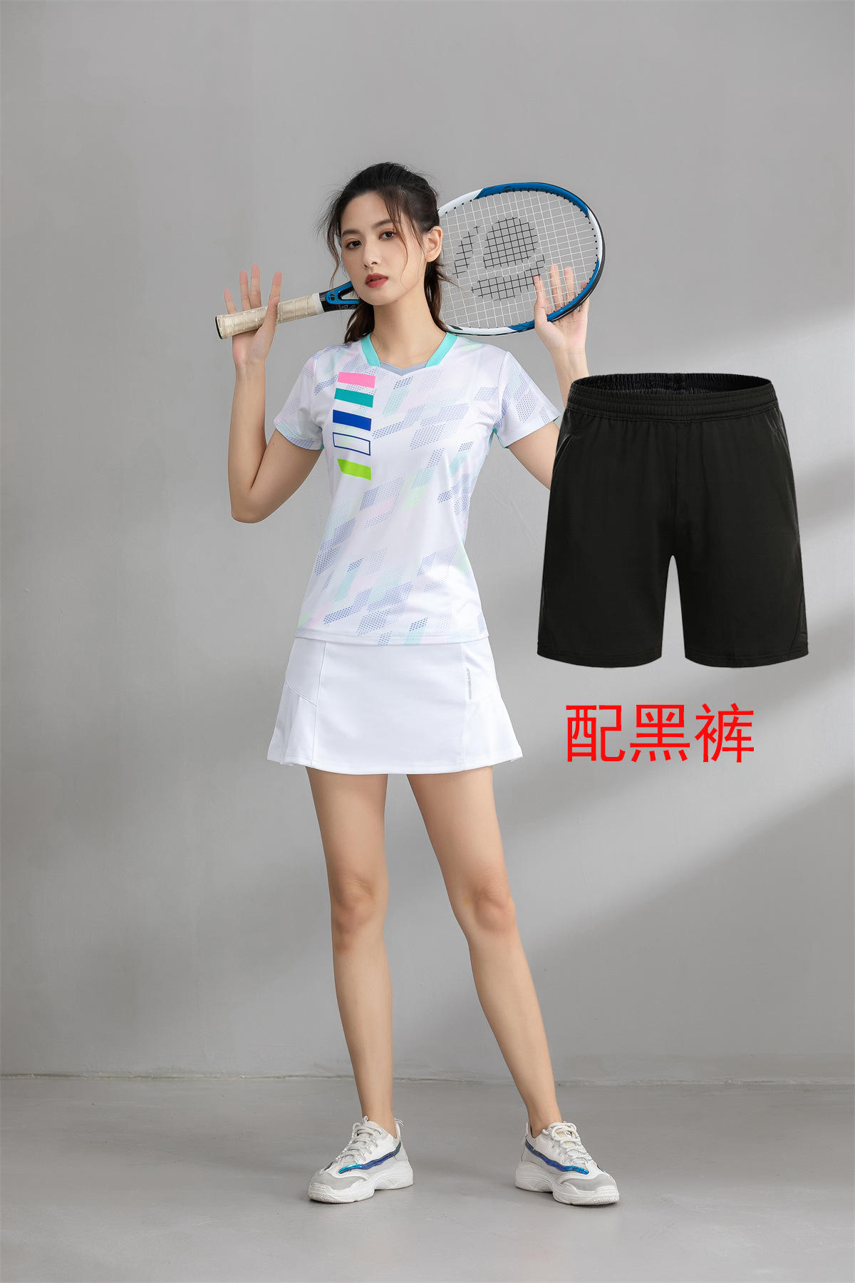 Conjunto verde menta para mujer con pantalón negro.