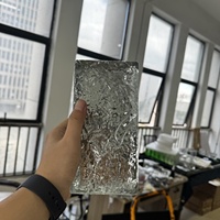 Batu Kristal Padat Reflektif Tekstur Es Satu Sisi Berlapis Perak Kustom untuk Dinding Fitur Bar Interior
