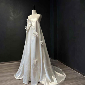 Robe de mariée moderne NT44 à col bateau long en satin, avec appliques en dentelle et broderies de cristaux, fleurs 3D, coupe trapèze et traîne chapelle - Product Image 5