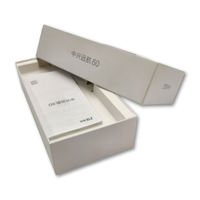 Boîte de téléphone portable en papier enduit avec revêtement UV Laminage brillant Feuille d'or Éponge Doublure Fond de couvercle pour 16 emballages