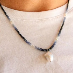Collier ras du cou artisanal en pierres précieuses fines, avec pendentif en onyx cristal de guérison et perle baroque, bijou vintage raffiné pour elle - Product Image 1